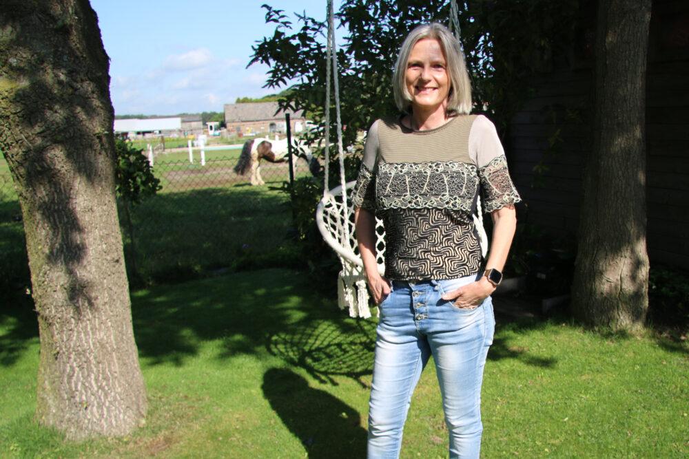 Monique de Wit in de tuin